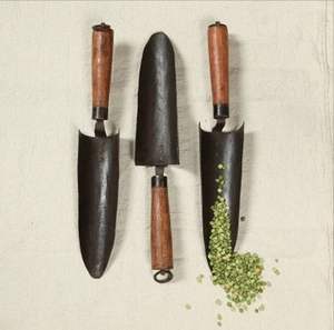 Trio d'outils de jardin en acier au carbone de style vintage avec manches en bois pour la culture en arrière-cour et au jardin - Product Image 6