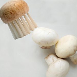 Brosse de nettoyage pour champignons avec manche en bois - Product Image 3