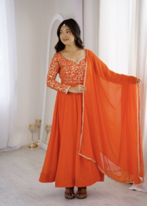 Robe ethnique raffinée en georgette à sequins avec un voile évasé de quatre mètres à bas souple et finition en dentelle, couture traditionnelle pour femme - Product Image 1