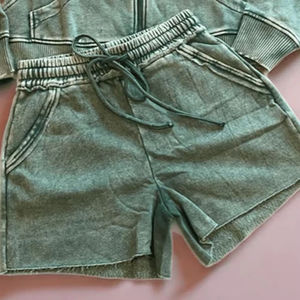 Shorts de Mujer Estilo Urbano Desgastado, Lavado Ácido, Algodón French Terry, con Pedrería y Estampado Puff - Product Image 2