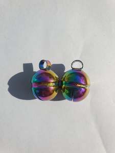 กระดิ่งคู่สีรุ้งไทเทเนียมสำหรับฝึกเหยี่ยว ยี่ห้อ Falconry Dual Tone Lahori Bells คู่เสียงสูง เหมาะสำหรับปลอกคอแมวและสุนัข มีให้เลือก 5 ขนาด - Product Image 5