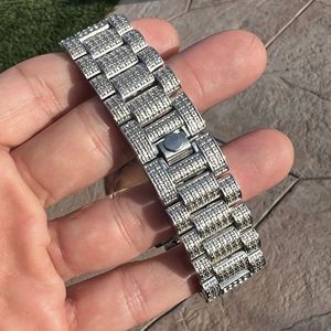 Reloj de Lujo con Acabado Plateado, Bisel con Diamantes Baguette y Esfera Completamente Pavé con Indicador de Día y Fecha, Reloj de Pulsera para Hombre - Product Image 3