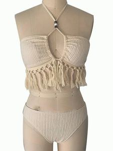 Ensemble de plage 3 pièces bohème à franges et pompons, blanc, avec haut halter bandeau et jupe portefeuille asymétrique, en tricot texturé avec bordure à pompons - Product Image 5