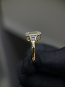 Anillo de Compromiso con Diamante Cultivado en Laboratorio, Corte Esmeralda de 4 Quilates, Oro Sólido de 14K, Anillo Solitario con Diamante Lateral de 1.60 Quilates para Mujer - Product Image 3