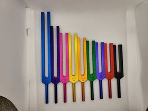 Ensemble de diapasons manuels Solfège de couleur, 9 pièces, avec pochette et maillet, certifiés CE, outils de guérison de qualité médicale, fréquence précise - Product Image 2
