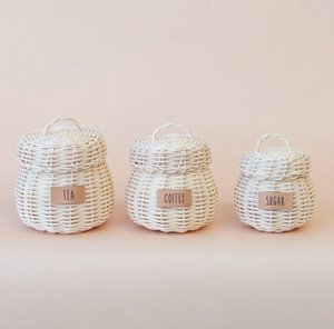 Un juego de juguetes de imitación de recipientes para azúcar, café y té, tejidos con ratán natural para niños. - Product Image 2