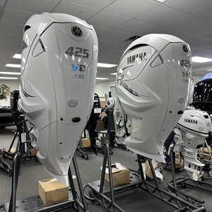 Listo para enviar: ¡Novedad! Par de motores fueraborda de 4 tiempos y 25 HP (modelos XF425XSB2 y LXF425XSB2) con eje de 25 pulgadas, listos para 2025, con accesorios. - Product Image 3