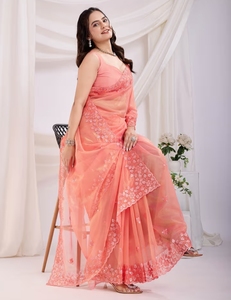 Sari KV Maitry-2 de tela suave de sarga color melocotón con adornos de red y blusa sin coser - Product Image 1