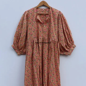 Hermoso vestido floral de algodón con estampado a mano, vestido para uso casual, vestido con estampado a mano. - Product Image 2