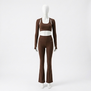 Ensemble de yoga marron uni pour femme : Crop top sans manches et leggings évasés taille mi-haute – Tenue de sport deux pièces pour gym et fitness - Product Image 1