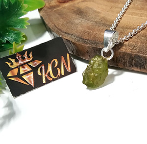 Colgante de Peridoto Natural en Bruto, Plata de Ley 925 Sólida, Engaste de Bisel Hecho a Mano, Collar de Piedra Preciosa en Bruto, Joyería de Regalo - Product Image 4