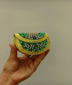 Mini bolso de mano Kundan de latón dorado para uso nocturno con diamantes y cierre de hebilla DE F S INTERNATIONAL - Product Image 1