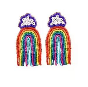 Boucles d'oreilles créoles décoratives faites à la main, plaquées argent, avec broderie colorée et perles de verre, élégantes pour mariages, fêtes et cadeaux - Product Image 1