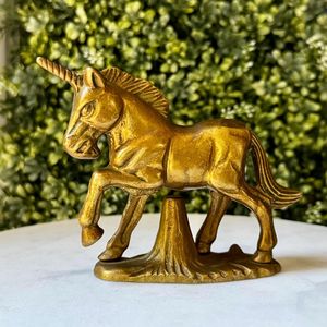 Statue décorative artistique en laiton de créateur, représentant un licorne, pour hôtel, hall d'entrée, étagère, console ou table d'appoint. - Product Image 4