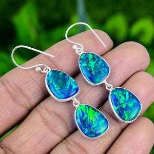 ต่างหูเงินแท้ชุบทองประดับโอปอลไฟร์ออสเตรเลียทรงสามเหลี่ยม งานแฮนด์เมด เครื่องประดับอัญมณี ของขวัญสำหรับผู้หญิง ดีไซน์หรูหรา - Product Image 1