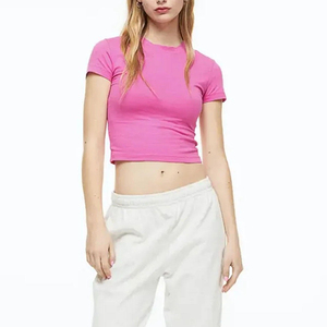 T-shirt court pour femme en coton léger, vêtement de tous les jours conçu pour des tenues décontractées et élégantes. - Product Image 3
