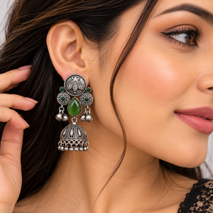 Boucles d'oreilles Jhumka indiennes vintage en argent oxydé avec serti cloche vert, pierre poire Monalisa, pour femme, mariage, argent antique - Product Image 6