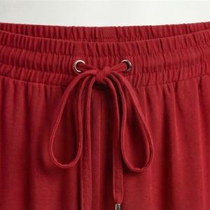 Jupe courte trapèze rouge pour femme avec taille élastique et volants, style doux, en mousseline de soie, couleur unie, pour toutes les saisons, tenue décontractée - Product Image 4