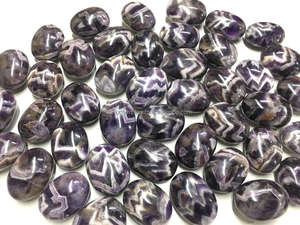 Piedra de Palma de Amatista Natural Tallada Estilo Chevron de Calidad Premium al por Mayor para Meditación Reiki y Feng Shui - Product Image 3