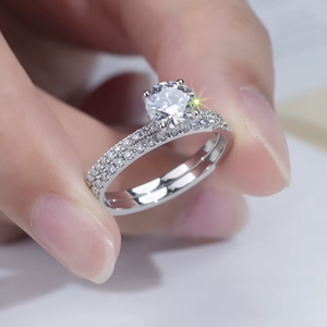 แหวนหมั้นเพชรทรงกลมเจียระไนแบบบริลเลียนท์สำหรับผู้หญิง ทองคำแท้ 18K ตัวเรือนแบบหนามเตย ประดับเพชรแบบพาเว่ สไตล์คลาสสิก - Product Image 2