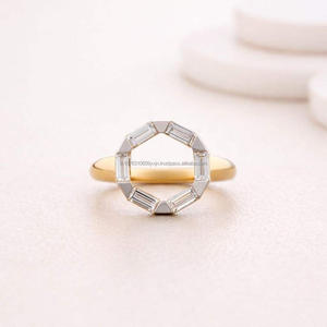 Anillo Abierto Moderno con Moissanita Geométrica Baguette en Oro Amarillo de 14K, Anillo Minimalista para Compromiso o Aniversario - Product Image 1
