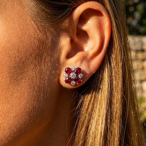 Pendientes de Oro de 18K con Rubíes Naturales Ovalados y Diamantes en Racimo, Diseño Floral, Venta al por Mayor, OEM, para Regalo, Oro Personalizado en Quilates y Color - Product Image 2