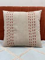 Housse de coussin carrée en coton brodée au point Kantha, artisanale et minimaliste, avec fonction anti-acariens, en beige et rouge
