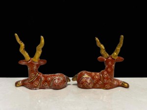 NIRMALA ARTISANAT - Statue de cerf assis moderne en bois sculpté à la main, à poser au sol, brun, émail terracotta, motif tacheté, décoration renne - Product Image 5