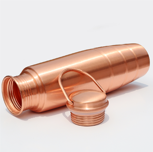 Bouteille d'eau en cuivre de qualité supérieure pour la cuisine, la table et les voyages - Product Image 1