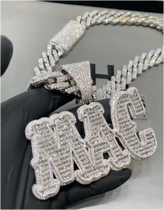 จี้เพชรโมอิสซาไนต์รูปตัวอักษร VVS สไตล์ฮิปฮอปสำหรับทุกเพศ พร้อมสร้อยคอเงินแท้ 925 แบบ Cuban Link เครื่องประดับสั่งทำพิเศษ - Product Image 2