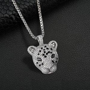 Colgante de Cabeza de Pantera con Incrustaciones de Piedras Blancas y Negras para Hombre, Estilo de Joyería Hip Hop de Lujo y Atrevido - Product Image 4