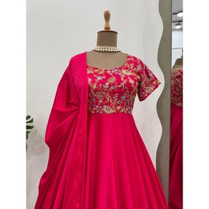 Hermoso Vestido Anarkali con Dupatta y Pallu para Bodas Modestas y Fiestas - Product Image 4