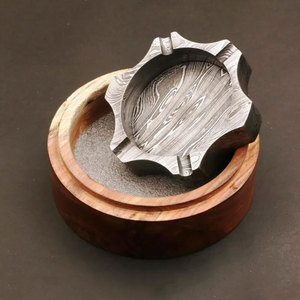 Cendrier moderne en acier Damas fait main, élégant, design métallique pour table et décoration intérieure - Product Image 1