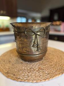 Jardinière carrée en métal rustique avec détails rivetés pour plantes d'intérieur - Product Image 5