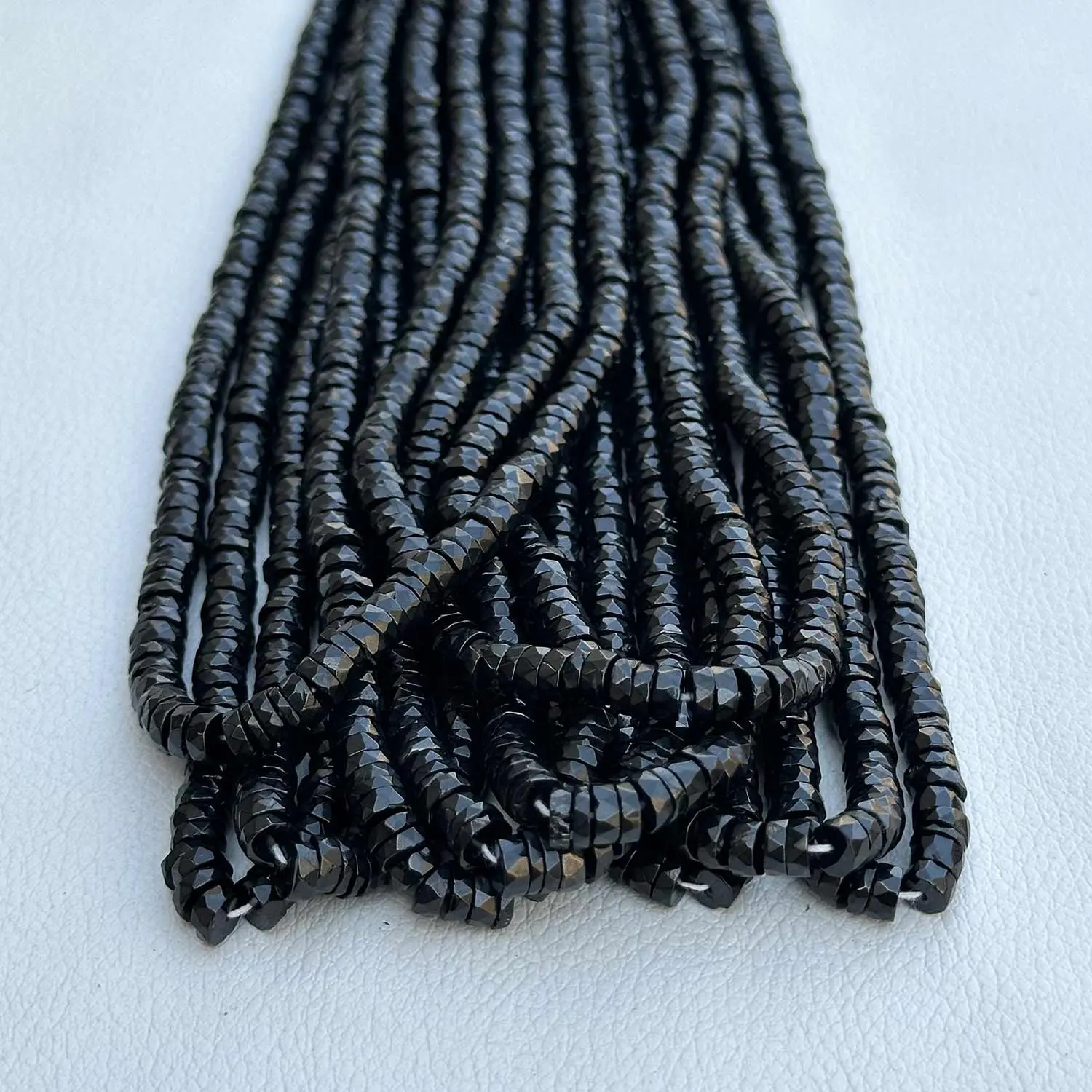 Натуральная черная шпинель, полудрагоценный камень, граненые шины, бусины Heishi от фабрики драгоценных камней по оптовой цене онлайн-продажи