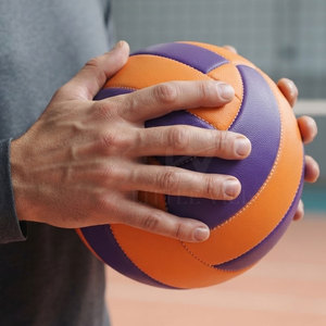 Balón de Voleibol Profesional de PVC - Ligero y Suave al Tacto, Balón de Entrenamiento de Alta Calidad para Escuelas/Clubes - Product Image 2