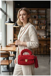 Sac à main rouge en crochet fait main pour femmes |   Sac bandoulière rouge de créateur avec chaîne et cadenas |   Sac à main élégant fait main pour les soirées - Product Image 6
