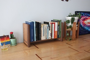 Soporte de Madera para Libros Hecho a Mano, Estante de Exhibición de Libros de Nogal Sólido, Organizador Minimalista para Oficina en Casa, Soporte Minimalista de Nogal para Libros - Product Image 3