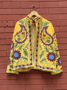 เสื้อแจ็คเก็ตผ้าฝ้ายทอมือลายดอกไม้ปักลายพรีเมียมสำหรับผู้หญิง สีเหลือง สำหรับฤดูใบไม้ร่วง/ฤดูหนาว ขายปลีกโดยร้านบูติก - Product Image 1