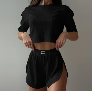 Ensemble Lounge 2 Pièces Femme Personnalisé avec Logo OEM, Haut Court à Manches Courtes en Maille Côtelée et Short Fendu, Tenue Décontractée Deux Pièces - Product Image 1