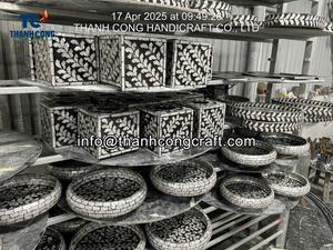 Bandeja de Ratán 100% Hecha a Mano, Sostenible y Apta para Alimentos, Elegante Bandeja de Servir con Incrustaciones de Madreperla, Estilo Vietnamita, para Sala de Estar - Product Image 2