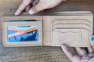 Suministro de fábrica, diseño personalizado, billetera plegable corta de cuero de grano completo, billetera de cuero de vaca, tarjetero de cuero genuino con ventana de identificación - Product Image 4