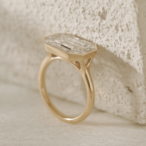 Anillo de Diamante Cultivado en Laboratorio con Corte Esmeralda de 2.5ct, Certificado IGI, con Halo Octogonal de Baguette, Engaste de Bisel en Oro Amarillo de 18K - Product Image 5