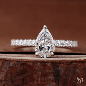 Bague de fiançailles en or blanc 10K avec diamant de laboratoire en forme de goutte de larme 1 carat, sertie pavé style cathédrale, certifiée IGI, bague de mariée de luxe - Product Image 1