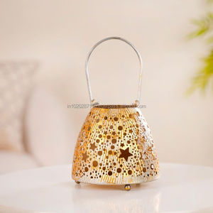 Atractivo candelabro votivo de hierro con detalles de corte láser para un estilo interior perfecto y una iluminación cálida - Product Image 3