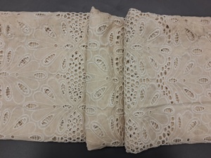 Tela de Algodón Blanco Premium de Fábrica al por Mayor con Bordado Schiffli - Material Floral con Ojales de Diamante y Calado para Vestidos - Product Image 4