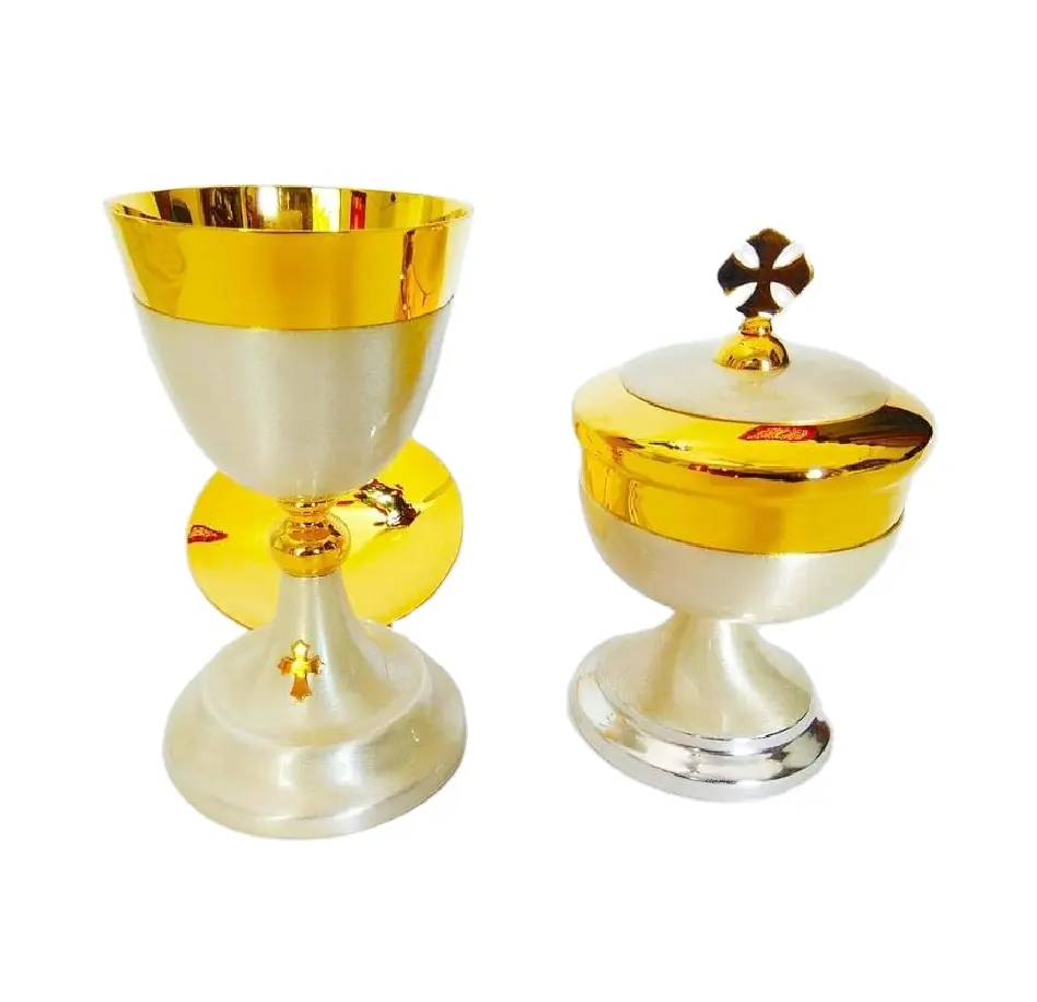 Este Cálice e Ciborium são feitos à mão em latão banhado a ouro e prata com acabamento alto para produtos de Igreja Doméstica