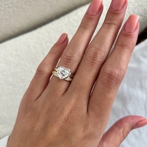 Ensemble de bagues de fiançailles et de mariage en diamant de laboratoire en forme de cœur de 2 carats, sertissage unique à griffes en cathédrale de 3 mm, ajustement parfait, certifié IGI - Product Image 3