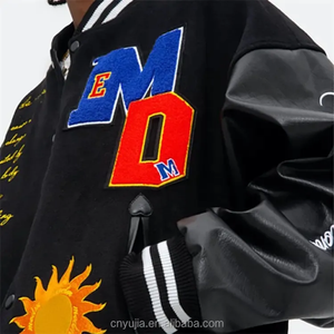 Chaqueta universitaria de poliéster con logotipo personalizado al por mayor para hombre, tipo bomber, con cierre de botones, bolsillos y letras estilo Letterman, para béisbol. - Product Image 5