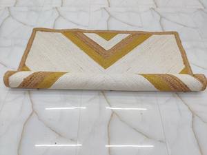 พรมปูพื้นลายโบฮีเมียนสีทองและสีขาวทอมือจากปอกระเจาสำหรับตกแต่งบ้านสไตล์ฟาร์มเฮาส์ - Product Image 2